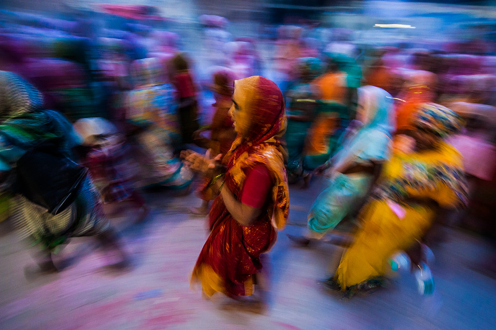 Kobiety idące do świątyni ISKCON (Holi we Vrindavanie)